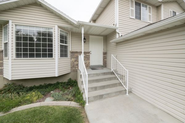 Cost of White Vinyl Siding Replacement in Manchester